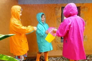 نحوه انتخاب وسایل و لباس کودک مخصوص روزهای بارانی