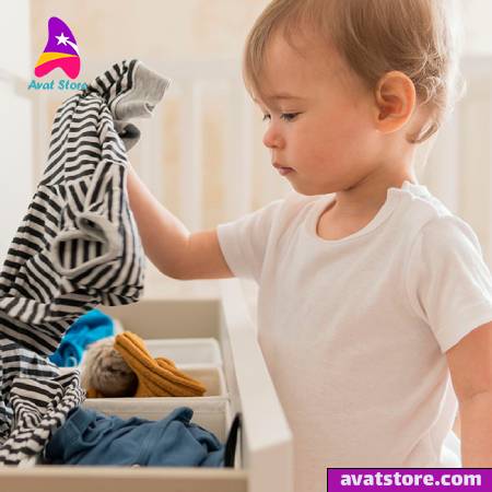 مراحل آموزش لباس پوشیدن به کودک در سنین مختلف